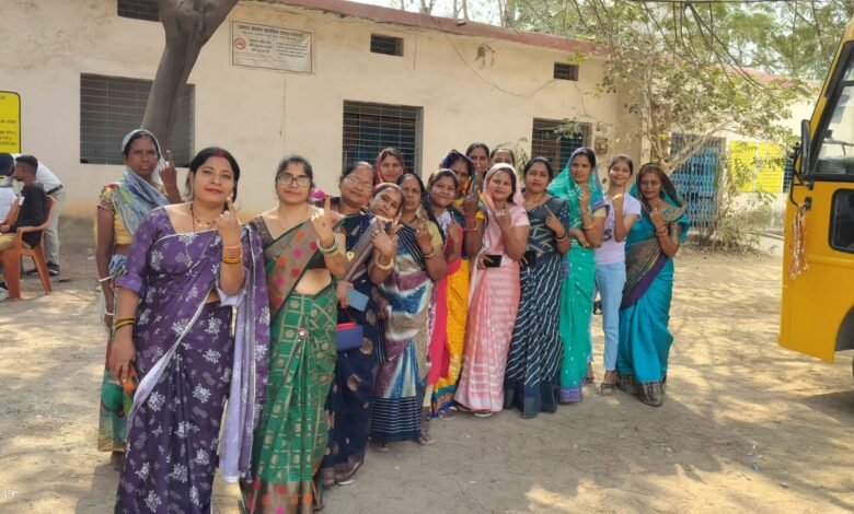 नगर सरकार की जनादेश ईवीएम में कैद.. 15 को होगा किस्मत का खुलासाचंद्रपुर के सभी केंद्रों में सुबह से लगी रही कतार, पसंदीदा नेता चुनने मतदाताओं ने की वोटिंग 1 KSHITITECH IMG 20250212 WA0008 KSHITITECH