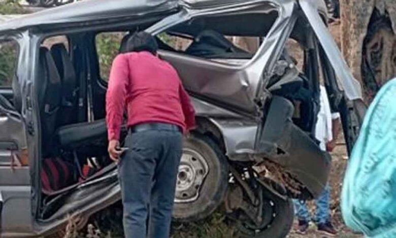 पेड़ से टक्कर के बाद तेज रफ्तार कार के उड़े परखच्चे, हवा में उछलकर दूर जा गिरे युवकों की दर्दनाक मौत 1 KSHITITECH ac2 7 KSHITITECH