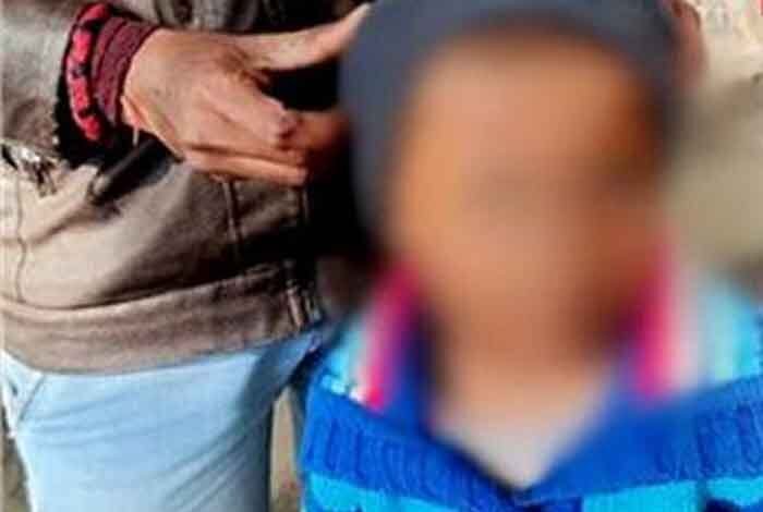 सौतेली मां ने 4 साल के बच्चे को फ्रिज से लड्डू लेने पर गर्म तवे पर बैठा कर जला दिया, पुलिस ने किया अरेस्ट 1 KSHITITECH baby KSHITITECH