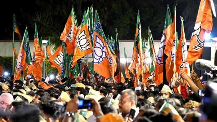 बीजेपी की प्रचंड विजय पर लोरमी भाजपा इकाई जश्न में डूबी, जमकर थिरके डिप्टी सीएम साव 1 KSHITITECH bjp 1 1 KSHITITECH