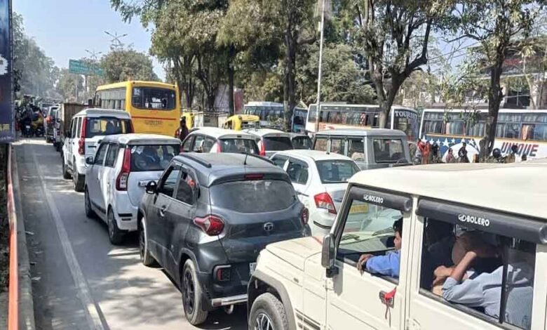 प्रयागराज जाने वाहनों की लंबी लाइन, एमपी-यूपी सीमा पर 8 घंटे में तय हो रही 20 किमी की दूरी 1 Console Corptech Pradakshina Consulting Pvt Ltd car1 1 Console Corptech Pradakshina Consulting Pvt Ltd