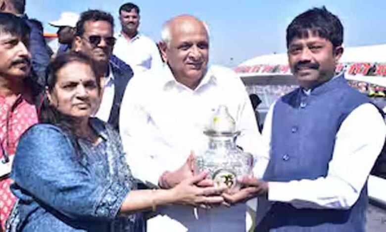 गुजरात सीएम भूपेंद्र पटेल ने लगाई संगम में डुबकी, सुंदर व्यवस्था की गई है और कहीं भी किसी को कोई समस्या नहीं हो रही 1 KSHITITECH gujrat cm1 KSHITITECH