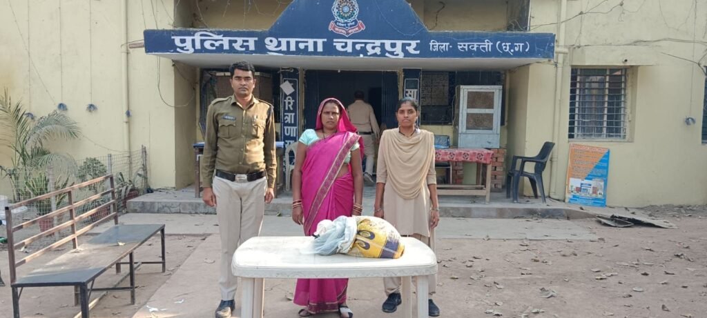 15 लीटर कच्ची महुआ शराब के साथ, महिला गिरफ्तार चंद्रपुर पुलिस की लगातार जारी है कार्यवाही 2 KSHITITECH img 20250203 wa00242987918573267469702 KSHITITECH