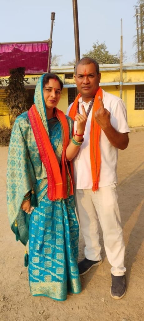 लोकतंत्र के प्रति जिम्मेदारी निभाते हुए चंद्रपुर भाजपा अध्यक्ष प्रत्याशी ओपी देवांगन ने सपत्नीक किया मतदान 2 KSHITITECH img 20250211 wa00332429990620916869437 KSHITITECH