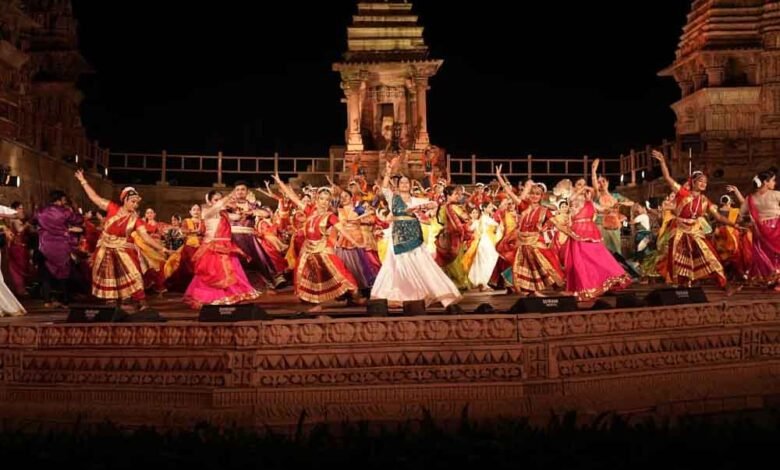 नृत्य महोत्सव: 139 कलाकारों ने एक गिनीज वर्ल्ड रिकॉर्ड बनाया, 24 घंटे से ज्यादा समय तक किया डांस, सीएम ने दी बधाई 1 KSHITITECH khajuraho1 KSHITITECH