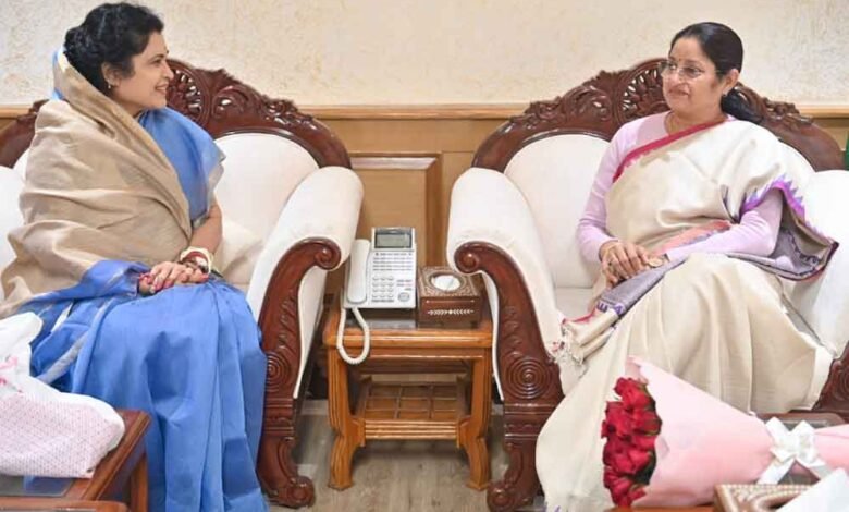 केन्द्रीय महिला एवं बाल विकास मंत्री श्रीमती अन्नपूर्णा देवी से राज्य मंत्री श्रीमती गौर ने की सौजन्य भेंट 1 KSHITITECH krishna 1 KSHITITECH