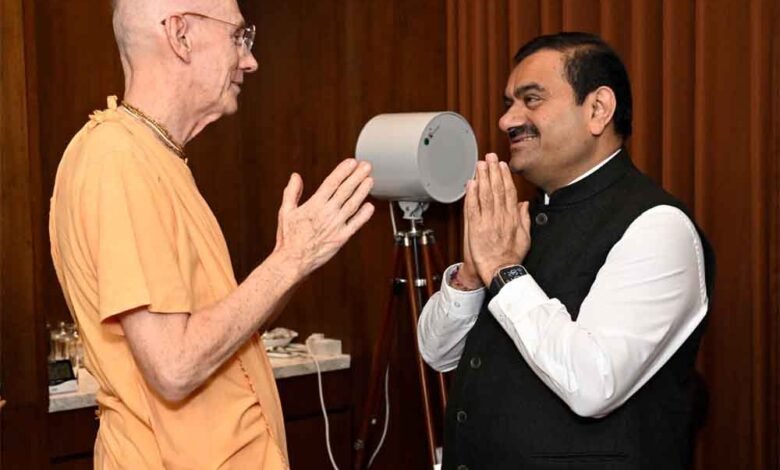 प्रयागराज के महाकुंभ में अदाणी समूह की सेवा को मिला संतों का आशीर्वाद, दिखा समाज के प्रति समर्पण 1 KSHITITECH mahant1 KSHITITECH