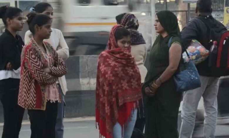 सर्द हवा की वजह से भी मौसम में घुली ठंडक, लोगों ने वापस निकाले गर्म कपड़े 1 KSHITITECH mosam1 14 KSHITITECH