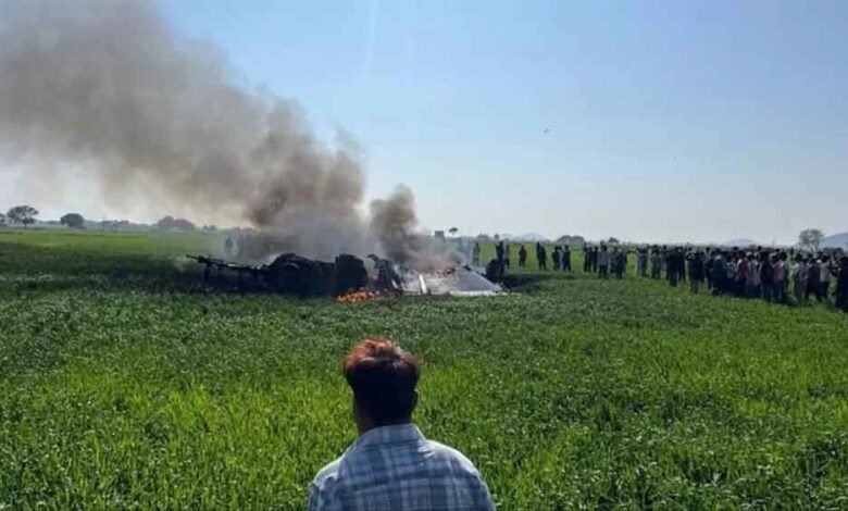 शिवपुरी में एयरफोर्स का फाइटर प्लेन क्रैश, विमान ने घरों को बचाते हुए खाली स्थान पर क्रैश लैंडिंग की, दो पायलट घायल 1 KSHITITECH plan1 KSHITITECH