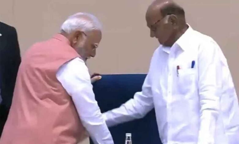 मराठी सम्मेलन के दौरान PM मोदी ने शरद पवार को सम्मान के साथ कुर्सी पर बैठाया, फिर पीने को दिया पानी 1 Console Corptech Pradakshina Consulting Pvt Ltd pm modi1 2 Console Corptech Pradakshina Consulting Pvt Ltd