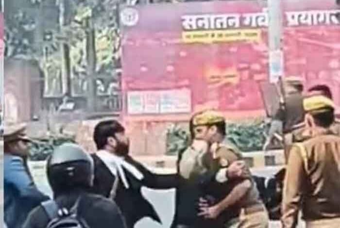 प्रयागराज महाकुंभ में योगी आदित्यनाथ के दौरे के बीच पुलिस और वकीलों के बीच हुई झड़प, अधिवक्ता को पीटने पर बवाल 1 KSHITITECH police1 KSHITITECH