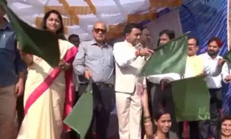 करमाली रेलवे स्टेशन पर गोवा-प्रयागराज महाकुंभ स्पेशल ट्रेन को हरी झंडी दिखाकर सीएम प्रमोद सावंत ने रवाना किया 1 KSHITITECH pramod1 KSHITITECH