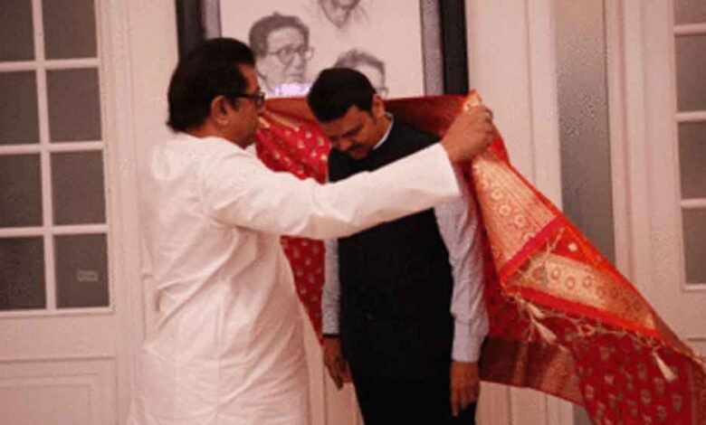 मुख्यमंत्री देवेंद्र फडणवीस ने मनसे प्रमुख राज ठाकरे से उनके आवास पर की मुलाकात 1 KSHITITECH rajthakre2 KSHITITECH