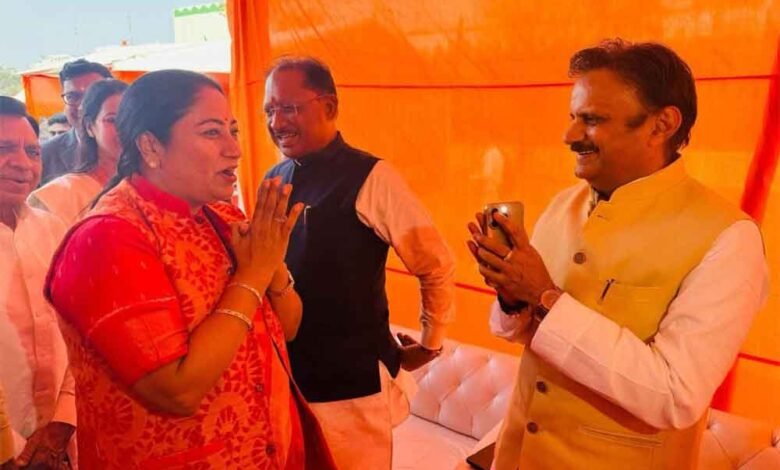 उप मुख्यमंत्री शुक्ल ने दिल्ली की मुख्यमंत्री श्रीमती गुप्ता को दी बधाई 1 KSHITITECH sukl 9 KSHITITECH