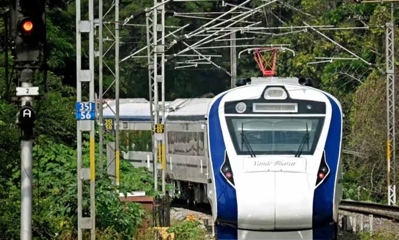 रेलवे को अगले वित्त वर्ष में पैसेंजर रेवेन्यू के 16% उछाल की उम्मीद, पैसेंजर रेवेन्यू 30.6% तक पहुंचने का अनुमान 1 KSHITITECH vande bharat train 35 1 KSHITITECH
