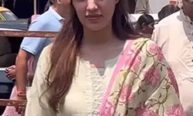 रिया चक्रवर्ती ने CBI से राहत मिलते परिवार संग किए सिद्धिविनायक के दर्शन 1 KSHITITECH 1 1065 KSHITITECH