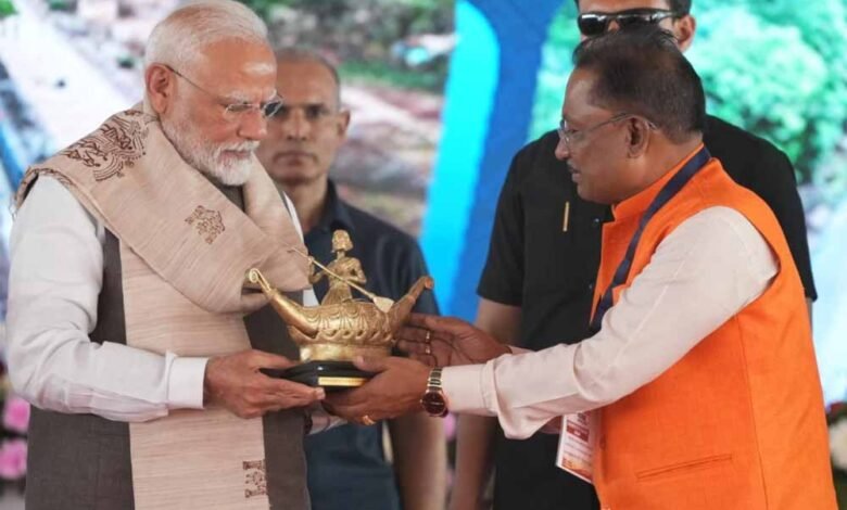 मुख्यमंत्री साय ने प्रधानमंत्री मोदी को भेंट किया बिलासा देवी केवट का मोमेंटो 1 KSHITITECH 1 1338 KSHITITECH