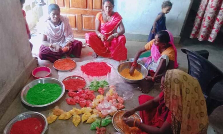 नक्सल प्रभावित गांव की महिलाओं ने नक्सलियो के डर से छोड़ा गांव, पांच सालों से होली के मौके पर गुलाब बनाकर कमा रही हजारों रूपए 1 KSHITITECH 1 338 KSHITITECH