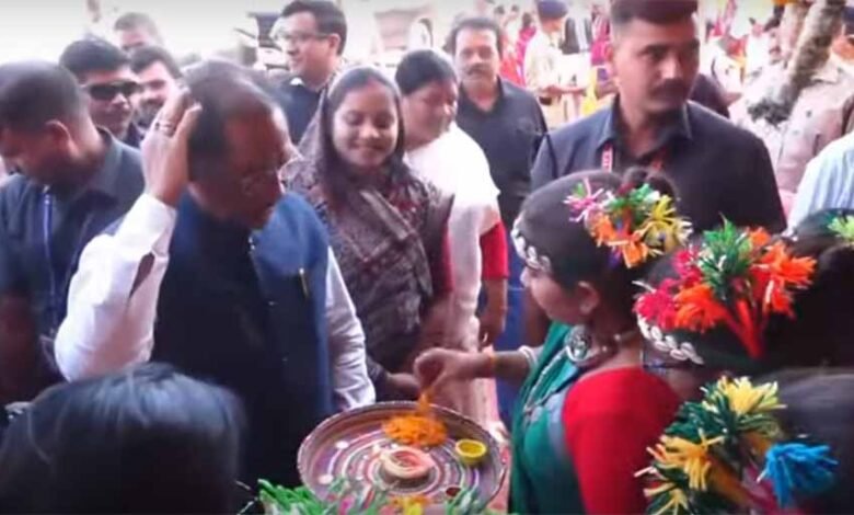 अंतरराष्ट्रीय महिला दिवस पर CM साय और मंत्री लक्ष्मी राजवाड़े ने वृहद महतारी वंदन सम्मेलन का दीप प्रज्वलित कर कार्यक्रम का किया शुभारंभ 1 KSHITITECH 1 373 KSHITITECH