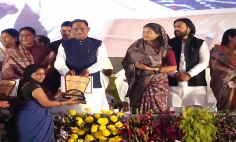 मुख्यमंत्री साय ने उत्कृष्ट कार्य पर राम कुमारी चौहान का किया सम्मान 1 Console Corptech Pradakshina Consulting Pvt Ltd 1 435 Console Corptech Pradakshina Consulting Pvt Ltd