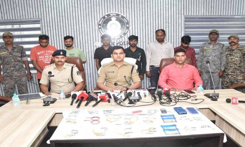 पुलिस के हत्थे चढ़े अगल-अलग स्थानों से चोरी करने वाले 7 शातिर चोर, 20 लाख का जेवर बरामद 1 KSHITITECH 1 572 KSHITITECH