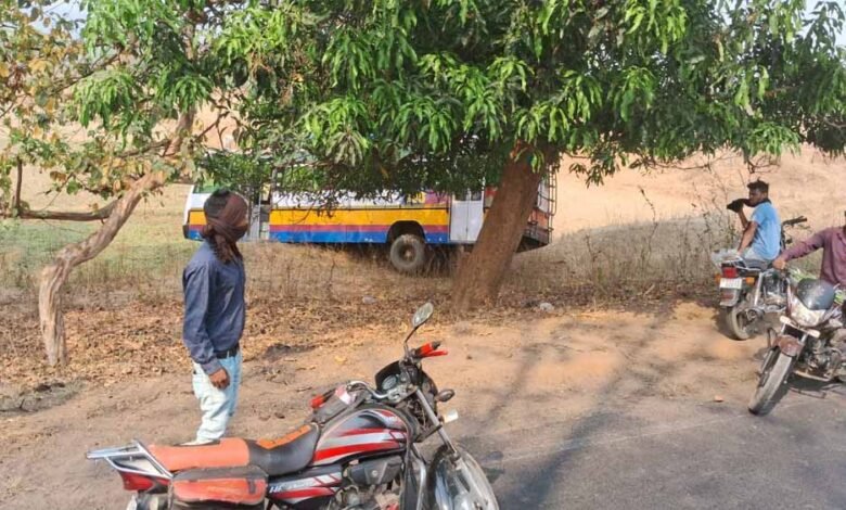 पेंड्रा से कोरबा आ रही यात्रियों से भरी बस अनियंत्रित होकर सड़क किनारे खेतों में उतरी 1 KSHITITECH 1 664 KSHITITECH