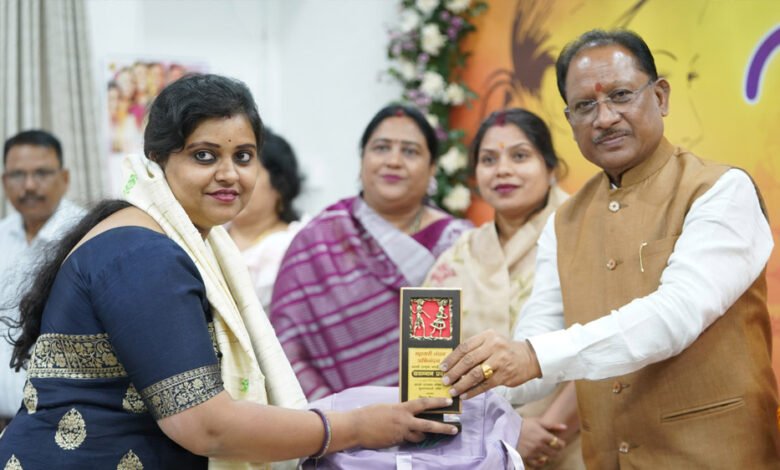 मुख्यमंत्री विष्णुदेव साय ने महिला दिवस पर महतारी वंदन अभिनंदन कार्यक्रम में जनसंपर्क विभाग की महिला अधिकारियों को किया सम्मानित 1 KSHITITECH 10A 27 KSHITITECH