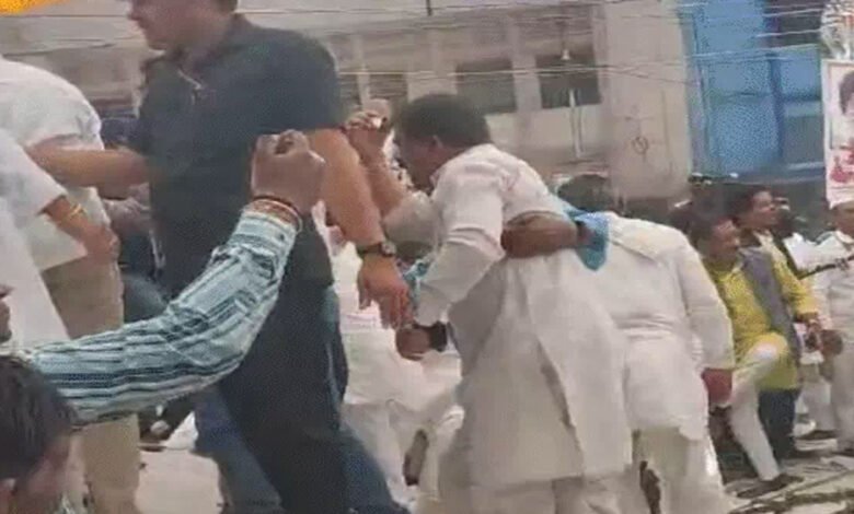 भोपाल : प्रदर्शन के बीच कांग्रेस का मंच टूटा, 7 से ज्यादा कांग्रेसी घायल, विधानसभा घेराव के लिए एकजुट हुए थे 1 KSHITITECH 10A 73 KSHITITECH