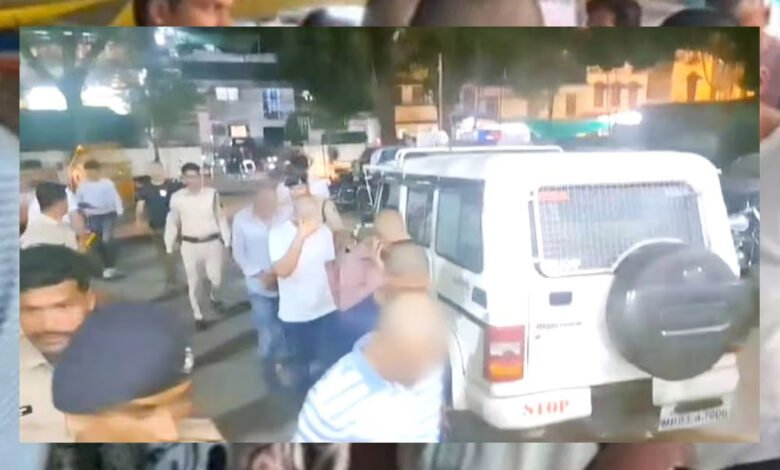 देवास पुलिस ने मुंडन कर निकाला युवकों का जुलूस; मोमोज वाले को पीटने वाला कांस्टेबल भी लाइन अटैच 1 KSHITITECH 11A 83 KSHITITECH