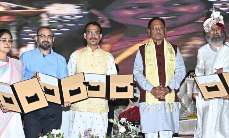 श्रीरविशंकर द्वारा नक्सल विचारधारा से प्रभावित युवाओं से विकास की मुख्यधारा में शामिल होने का आव्हान 1 KSHITITECH 12A 3 KSHITITECH
