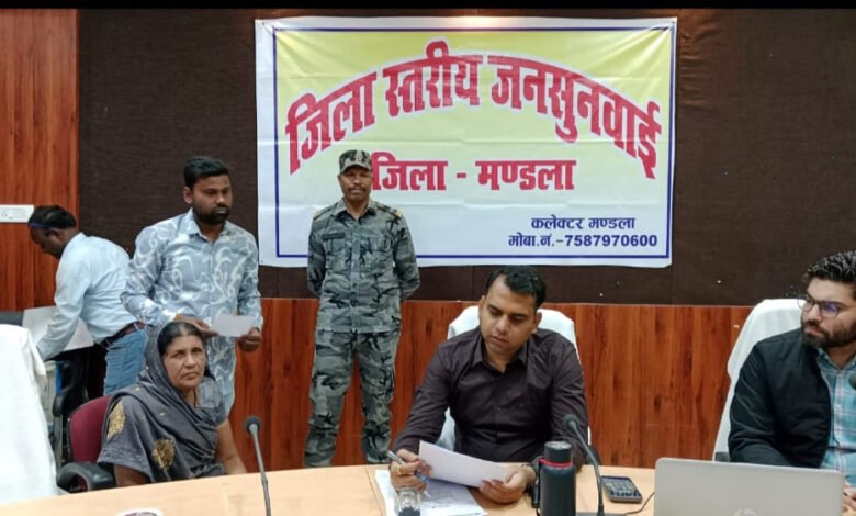 जनहित से संबंधित आवेदनों का सर्वोच्च प्राथमिकता के साथ निराकरण करें - कलेक्टर श्री सोमेश मिश्रा 1 KSHITITECH 12A 46 KSHITITECH
