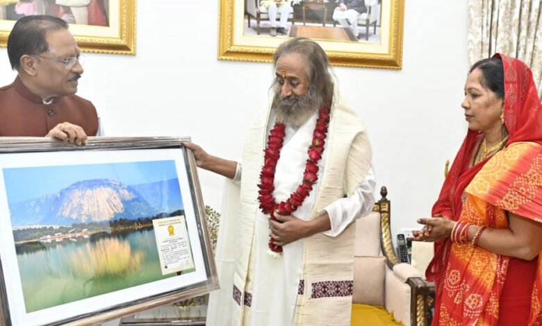 CM साय से मुख्यमंत्री निवास में आध्यात्मिक गुरु एवं द आर्ट ऑफ लिविंग के संस्थापक रविशंकर ने सौजन्य मुलाकात की 1 KSHITITECH 12A 6 KSHITITECH
