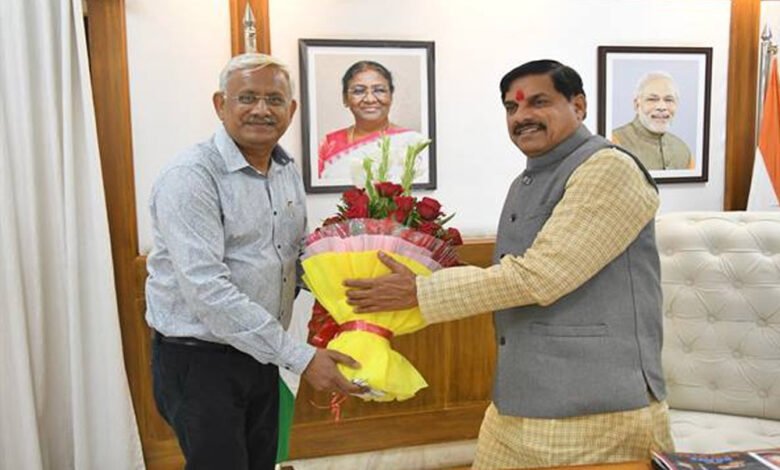 मुख्यमंत्री डॉ. यादव ने कुलगुरू प्रोफेसर डॉ. राकेश सिंघई से मुख्यमंत्री निवास में भेंट कर चर्चा की 1 KSHITITECH 15A 122 1 KSHITITECH