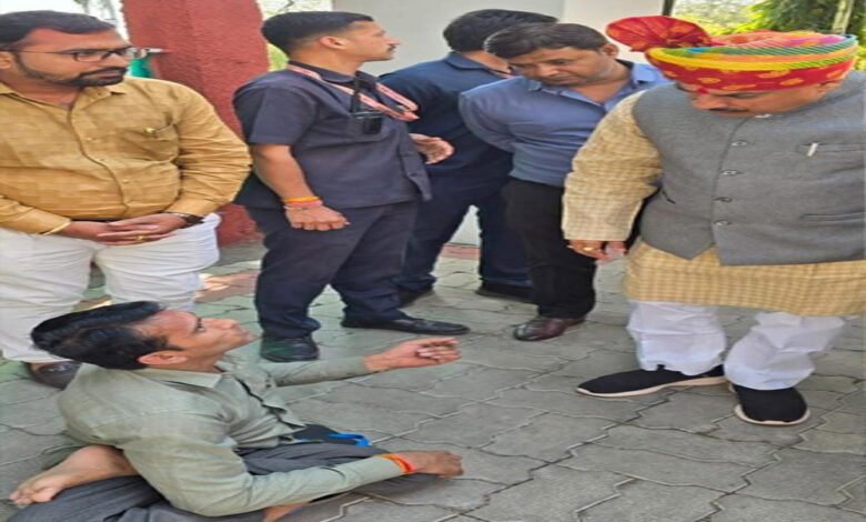 मुख्यमंत्री डॉ. यादव ने दिव्यांग जन को देख उज्जैन में रुकवाया काफिला 1 KSHITITECH 15A 91 KSHITITECH