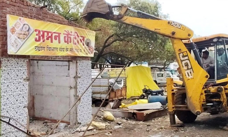 गुना में प्रशासन ने बीजेपी नेता अमन नाटले के होटल पर बुलडोजर चलाया 1 KSHITITECH 1A 48 KSHITITECH