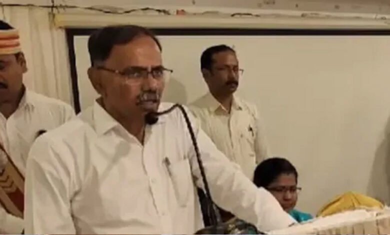 तीन साल की मासूम का 16 साल के लड़के ने किया यौन शोषण, डीएम बोले- 'बच्ची की भी गलती है... कलेक्टर को पद से हटाया 1 KSHITITECH 1A 98 KSHITITECH