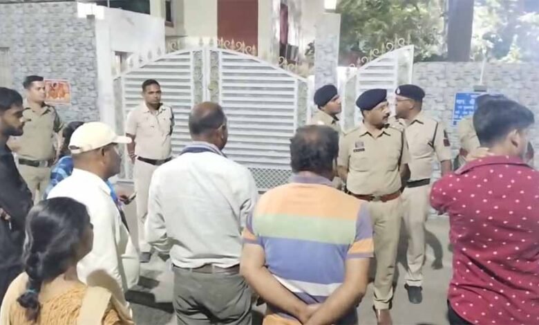 अवैध कब्जे पर कार्रवाई के खिलाफ डिप्टी सीएम साव के बंगले का स्थानीय लोगों ने घेराव 1 KSHITITECH 2 309 KSHITITECH