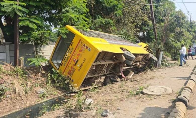 बड़ा हादसा टला: तेज रफ्तार स्कूल की बस पलटी, बच्चे नहीं थे सवार 1 KSHITITECH 2 38 KSHITITECH