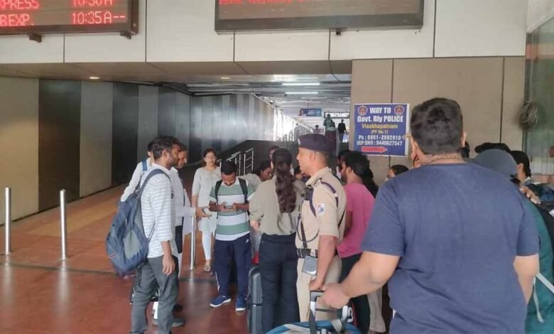 रेलवे की बिना टिकट यात्रियों पर कार्रवाई, तीन दिनों में वसूला 17 लाख रुपये का जुर्माना 1 KSHITITECH 2 424 KSHITITECH