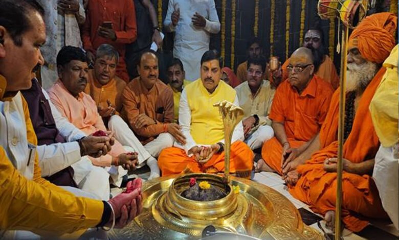 मुख्यमंत्री डॉ. यादव ने ब्रह्मलीन प्रकाशानंद जी महाराज की समाधि पर की चादर अर्पित 1 KSHITITECH 20 A 108 KSHITITECH
