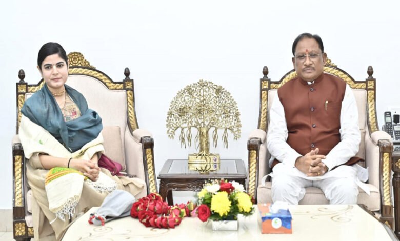 मुख्यमंत्री विष्णु देव साय से प्रसिद्ध कथावाचक देवी चित्रलेखा की सौजन्य भेंट 1 KSHITITECH 20 A 7 KSHITITECH