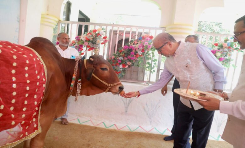 रायपुर : गौ सेवा रत्न अलंकरण महोत्सव- राज्यपाल रमेन डेका ने गौशाला में की पूजा अर्चना 1 KSHITITECH 22A 12 KSHITITECH