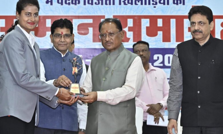 मुख्यमंत्री विष्णुदेव साय ने राष्ट्रीय खेल पदक विजेता खिलाड़ियों को बताया छत्तीसगढ़ का गौरव: खिलाड़ियों को दी ओलंपिक विजेता बनने की शुभकामनाएं 1 KSHITITECH 22A 4 KSHITITECH