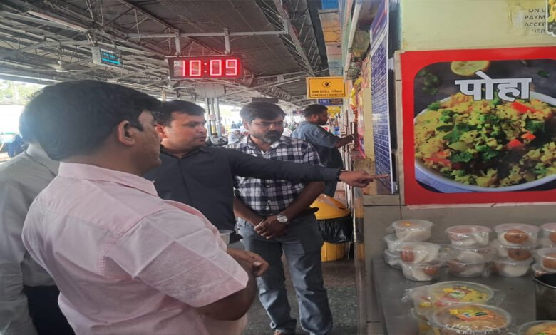 भोपाल स्टेशन पर प्रमुख मुख्य वाणिज्य प्रबंधक द्वारा निरीक्षण 1 KSHITITECH 22A 54 KSHITITECH