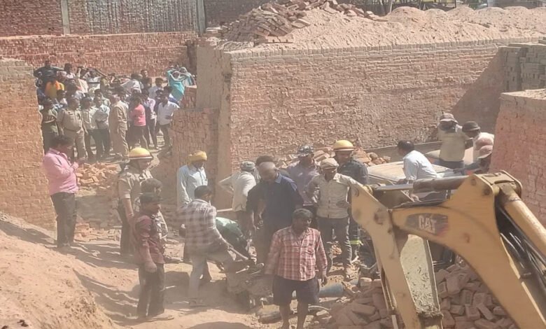 बरेली में ईंट भट्ठे की दीवार गिरी, JCB से राहत-बचाव कार्य जारी, अधिकारी मौके पर 1 KSHITITECH 22A 71 KSHITITECH