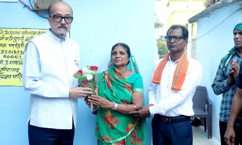 रायपुर : राज्यपाल रमेन डेका ने खैरागढ़ में प्रधानमंत्री आवास योजना की हितग्राही से भेंट की 1 KSHITITECH 22A 9 KSHITITECH