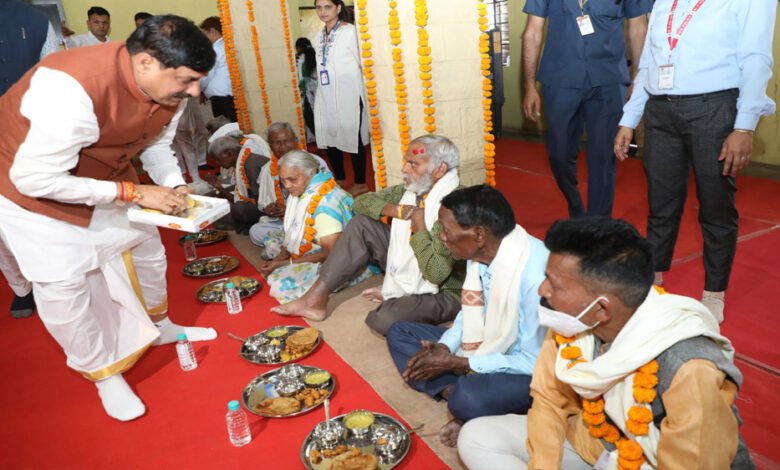 कुष्ठ आश्रम पहुंच कर कुष्ठ रोगियों का अभिवादन कर प्राप्त किया उनका आशीर्वाद मुख्यमंत्री ने कुष्ठ रोगियों के साथ मनाया अपना जन्मदिन 1 KSHITITECH 25A 114 2 KSHITITECH