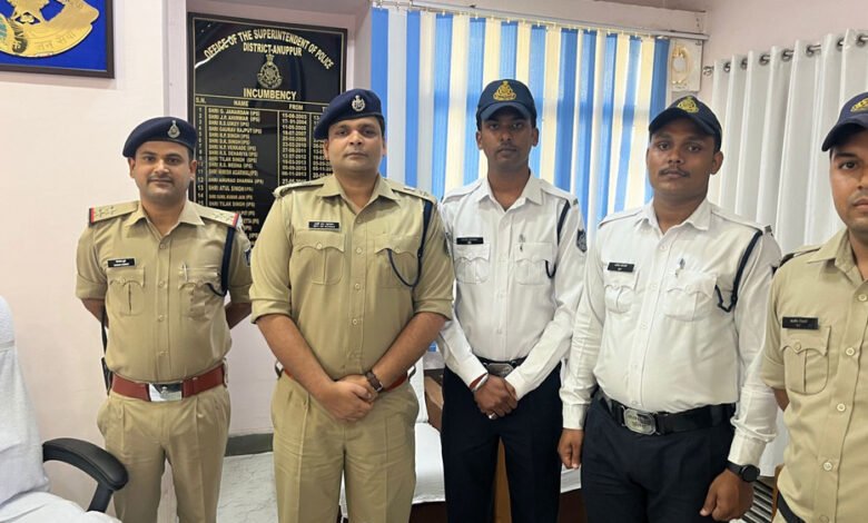 सड़क दुर्घटना में गंभीर रुप से घायल व्यक्ति का “गोल्डन ऑवर” में उपचार कराने पर पुलिस अधीक्षक ने दिया कैश रिवॉर्ड 1 KSHITITECH 25A 17 KSHITITECH