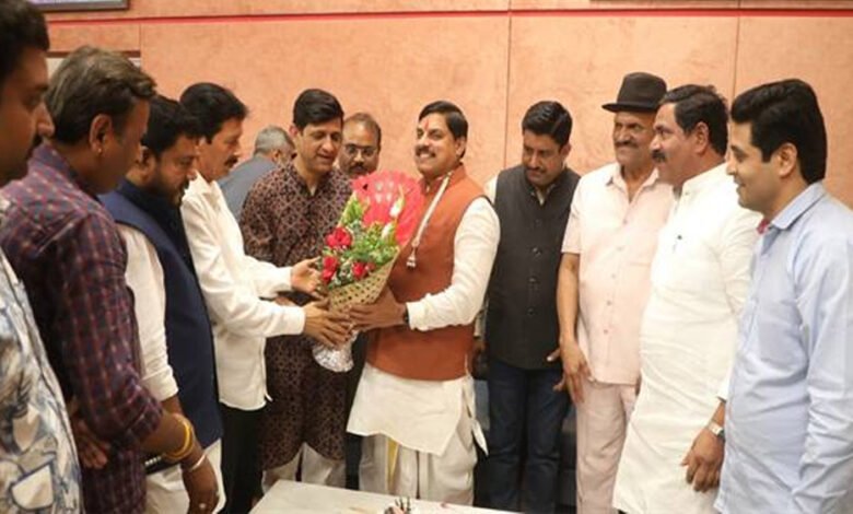 मुख्यमंत्री डॉ. यादव को जनप्रतिनिधियों ने इन्दौर में दी जन्मदिन की शुभकामनाएं 1 KSHITITECH 26A 1 KSHITITECH