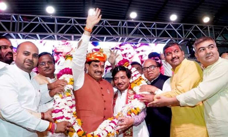 मुख्यमंत्री डॉ. यादव का 100 किलो के वृहद पुष्पहार से किया अभिनंदन 1 KSHITITECH 26A 3 1 KSHITITECH